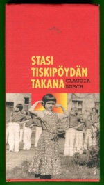 Stasi tiskipöydän takana