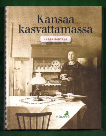 Kansaa kasvattamassa