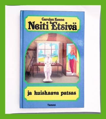 Neiti Etsivä ja kuiskaava patsas