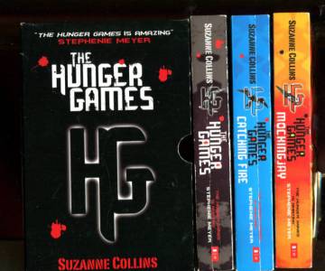 The Hunger Games Trilogy + säilytyskotelo