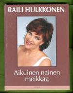 Aikuinen nainen meikkaa