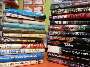 Antikvariaatin pöydälle saapuneita