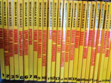 Revolverimies ratsastaa